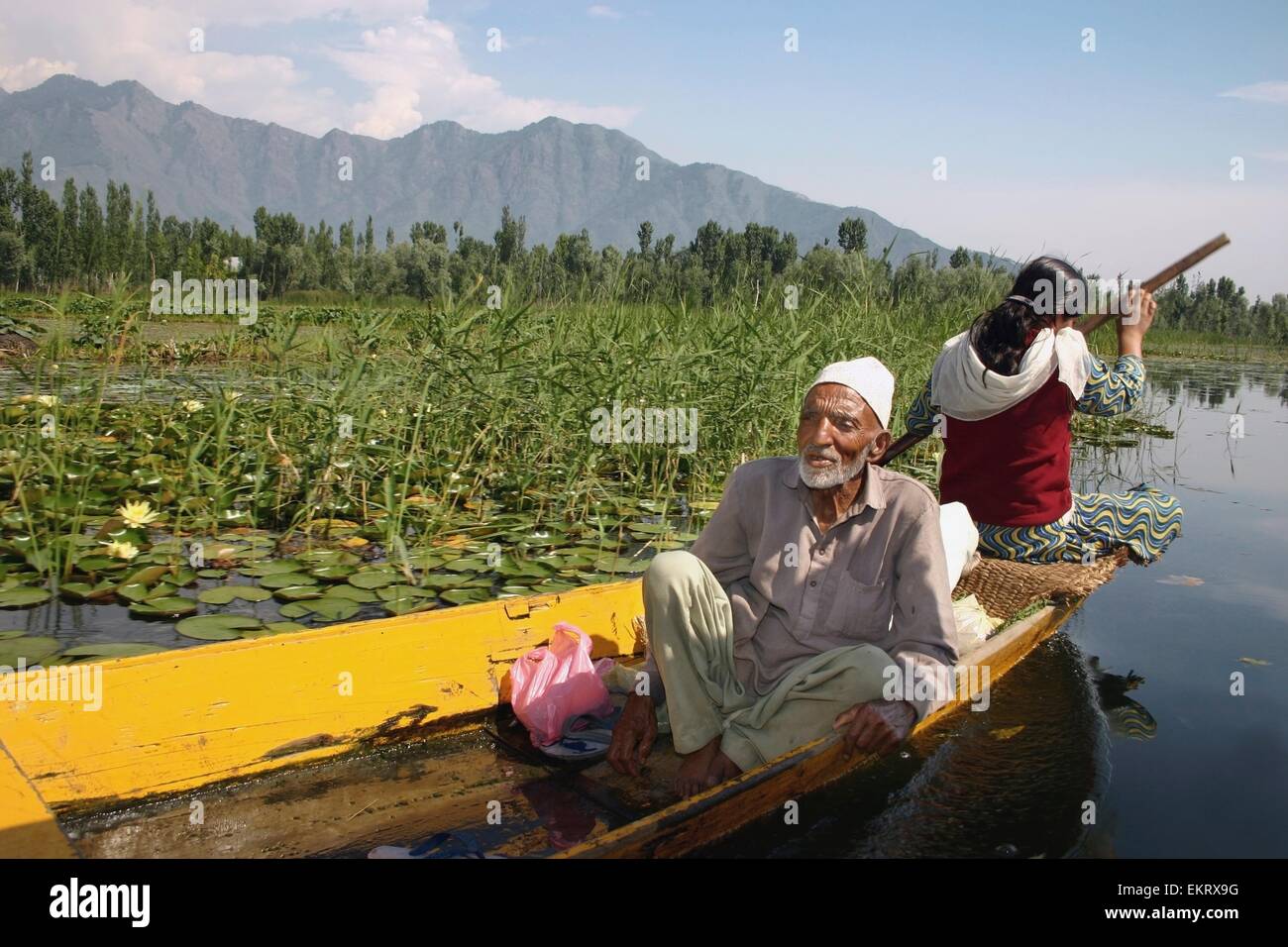 L uomo e la donna in una barca; Dal lago, Srinagar Kashmir, India Foto Stock