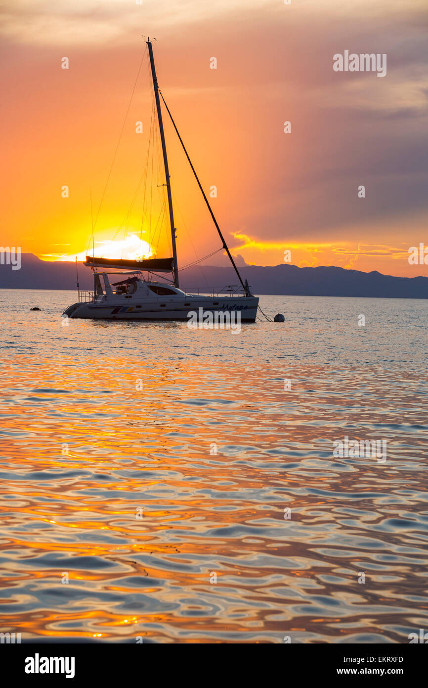 Un catamarano a Cape Maclear, sul lago Malawi Malawi, Africa, al tramonto, guardando attraverso le montagne del Mozambico sulla riva lontana. Foto Stock