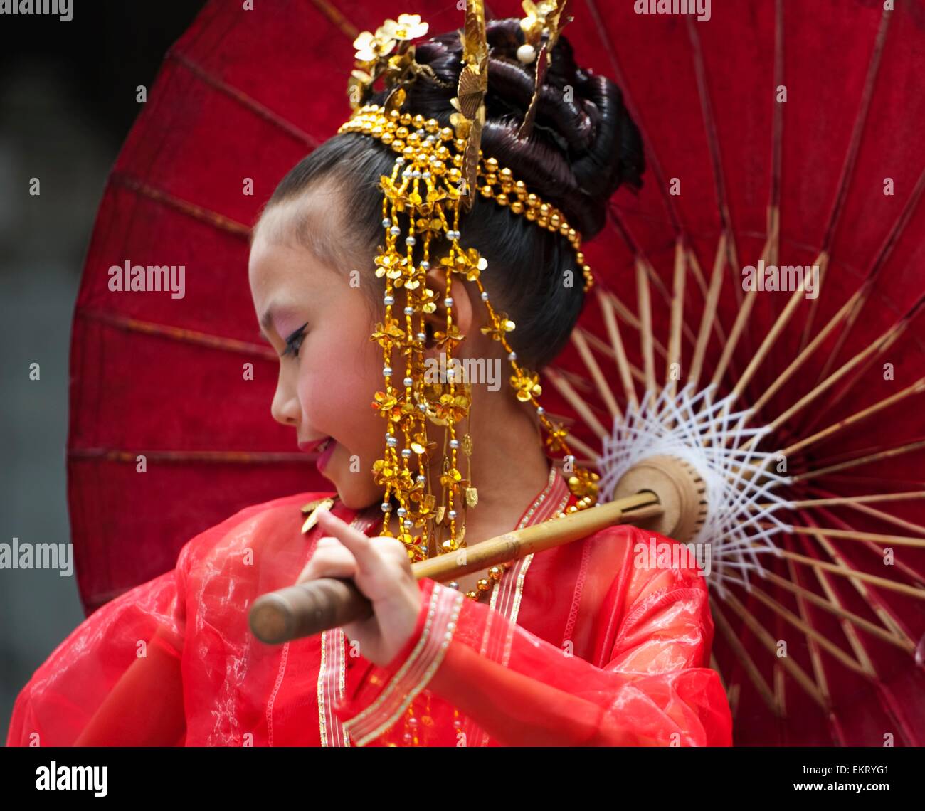 Giovane ragazza tailandese esegue la tradizionale danza a Doi Sutep tempio; Chiang Mai, Thailandia Foto Stock