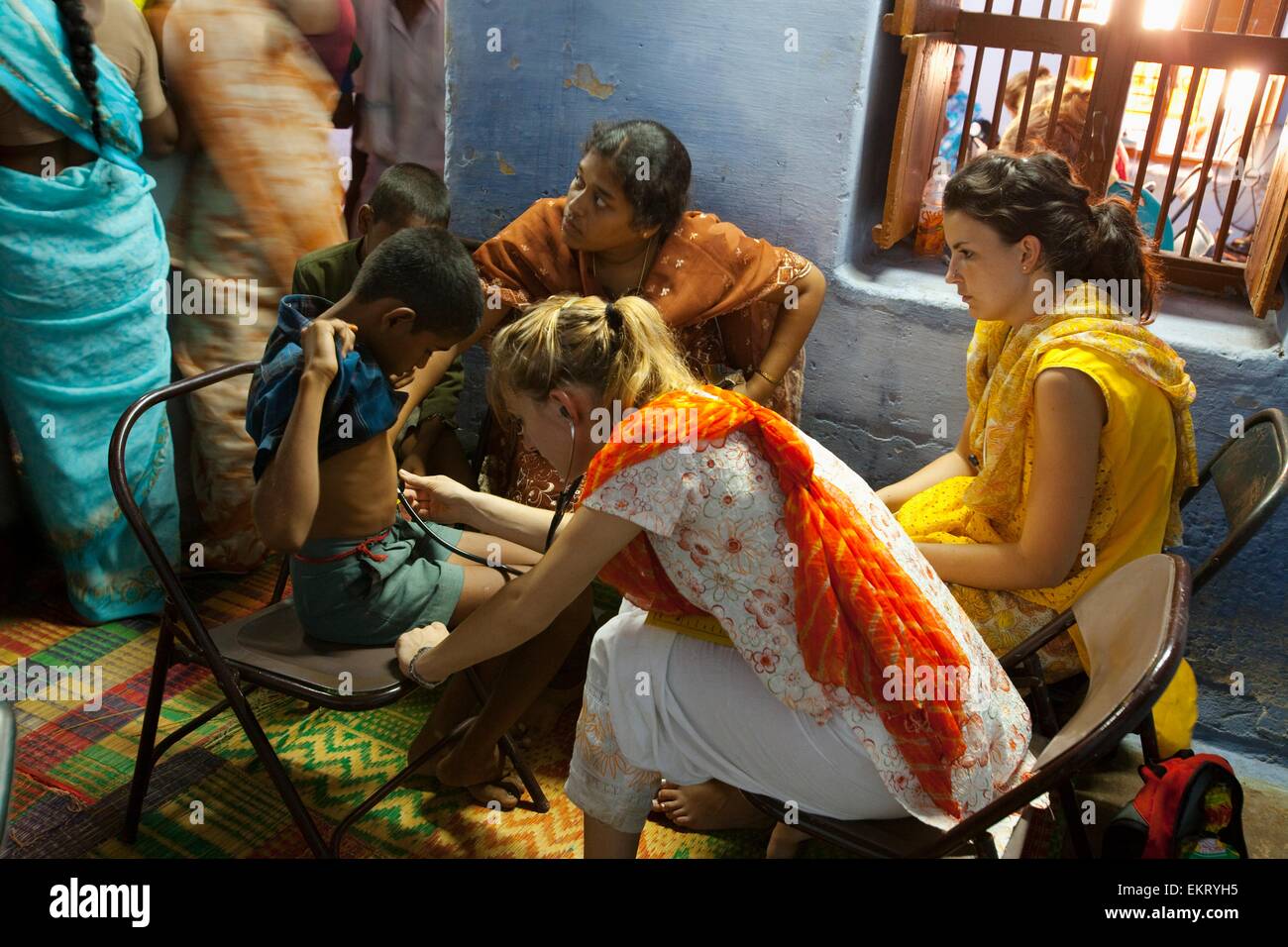Un medico professionista con uno stetoscopio fa un check up su un ragazzo; Sathyamangalam, Tamil Nadu, India Foto Stock