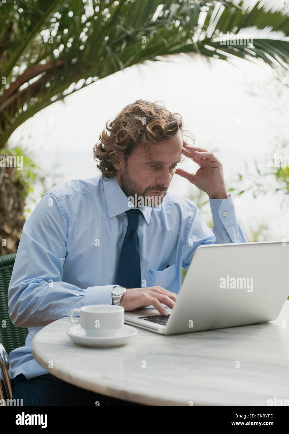 Uomo con notebook In all'aperto dell'Hotel; Tarifa, Cadice, Spagna Foto Stock