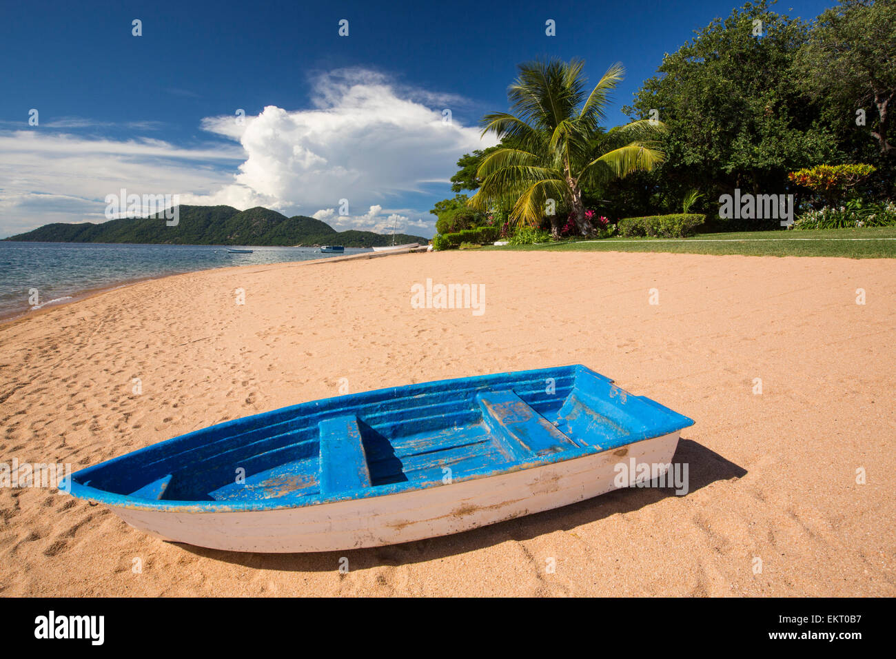 Una barca su una spiaggia di Cape Maclear sulle rive del Lago Malawi Malawi, Africa. Foto Stock