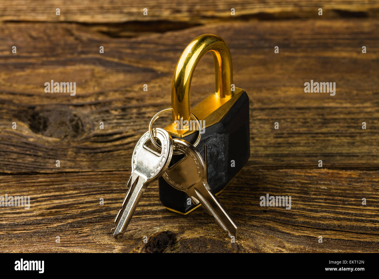 Blocco a cerniera con chiavi su sfondo di legno Foto Stock