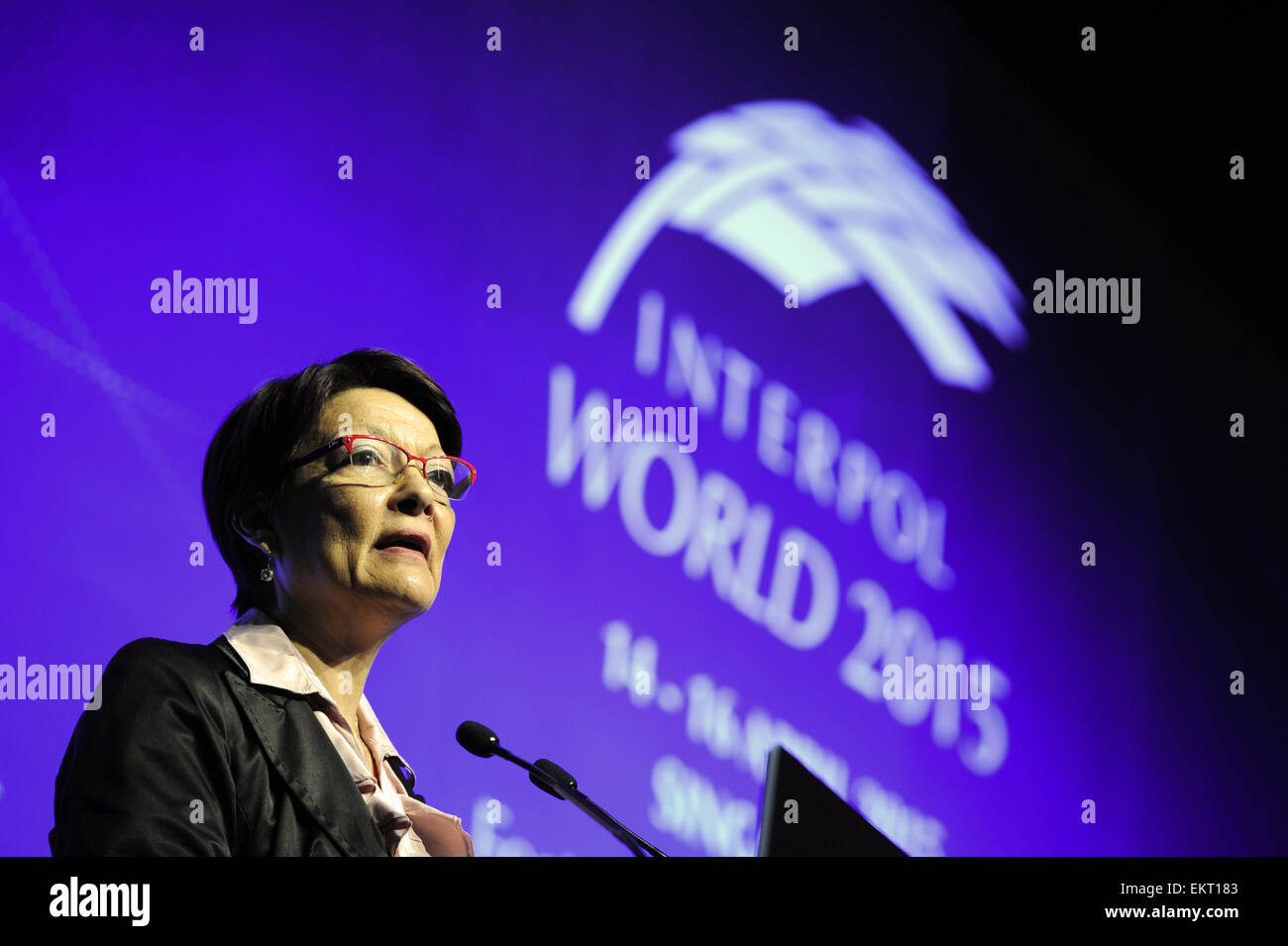 Singapore. Xiv Apr, 2015. Interpol's Presidente Mireille Ballestrazzi parla durante la cerimonia di apertura del mondo Interpol 2015 conferenza ed esposizione in Singapore, 14 aprile 2015. La tre giorni inaugurale del mondo Interpol 2015 conferenza ed esposizione è detenuto dal 14 aprile al 16 di Singapore. Credito: Quindi Chih Wey/Xinhua/Alamy Live News Foto Stock