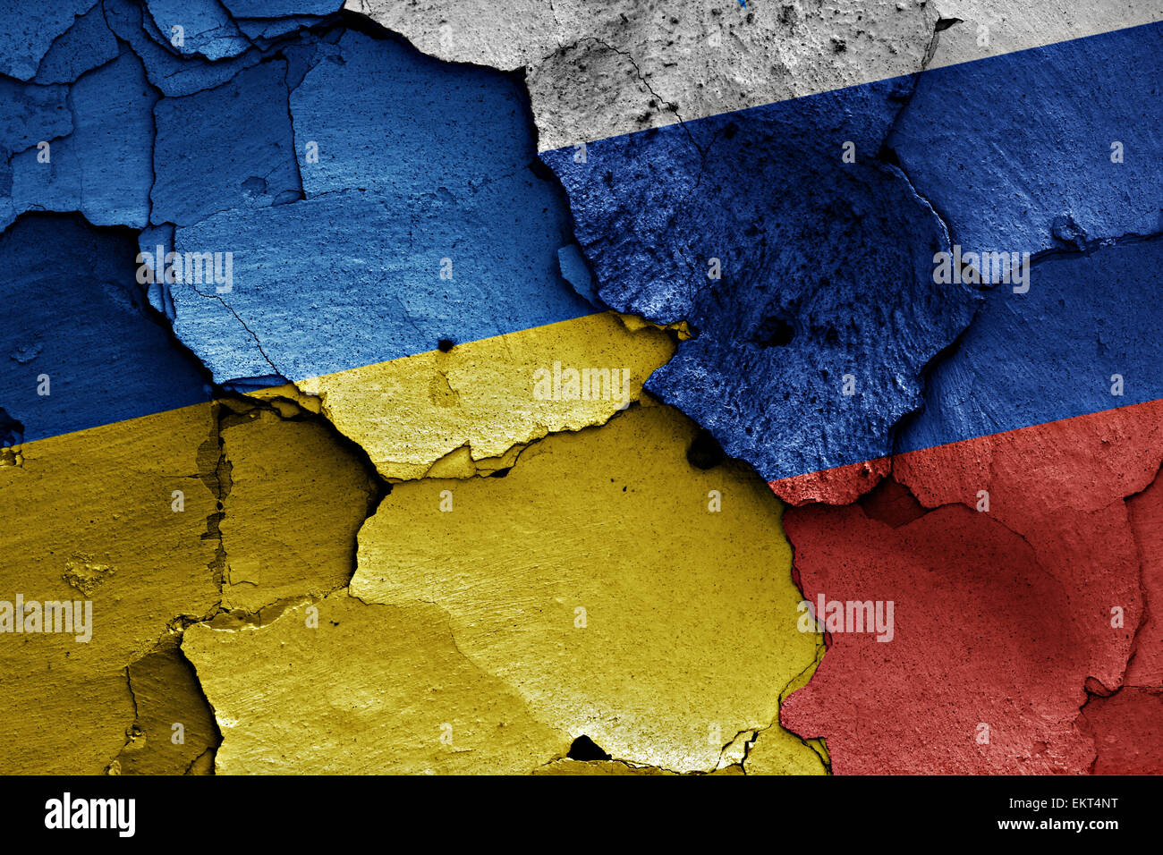 Bandiere di Ucraina e Russia dipinta sulla parete incrinato Foto Stock
