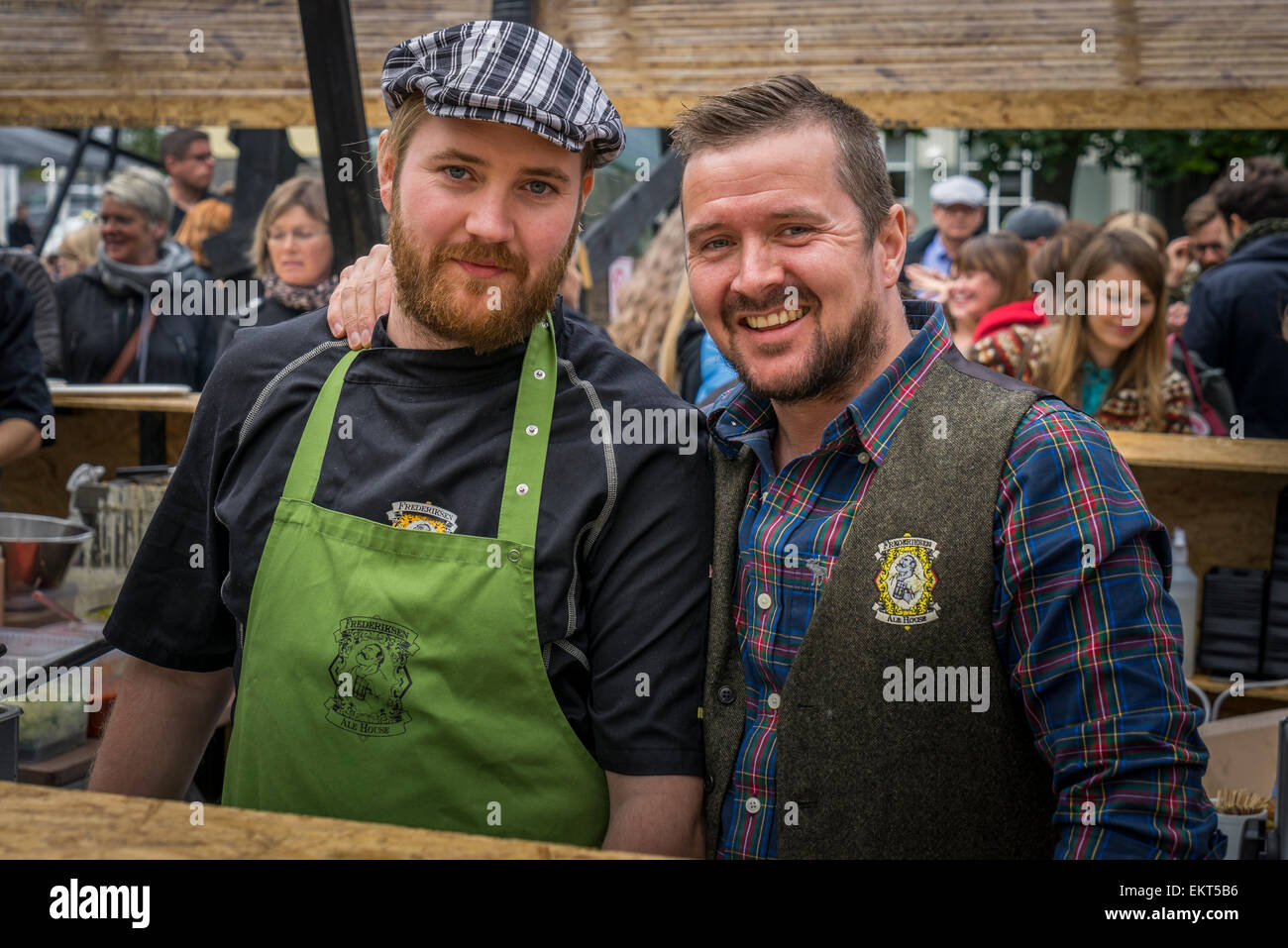 Ritratto di maschi lavorando a un cibo stand. annuale di fine estate festival-festival culturale (menningarnott), Reykjavik, Islanda Foto Stock