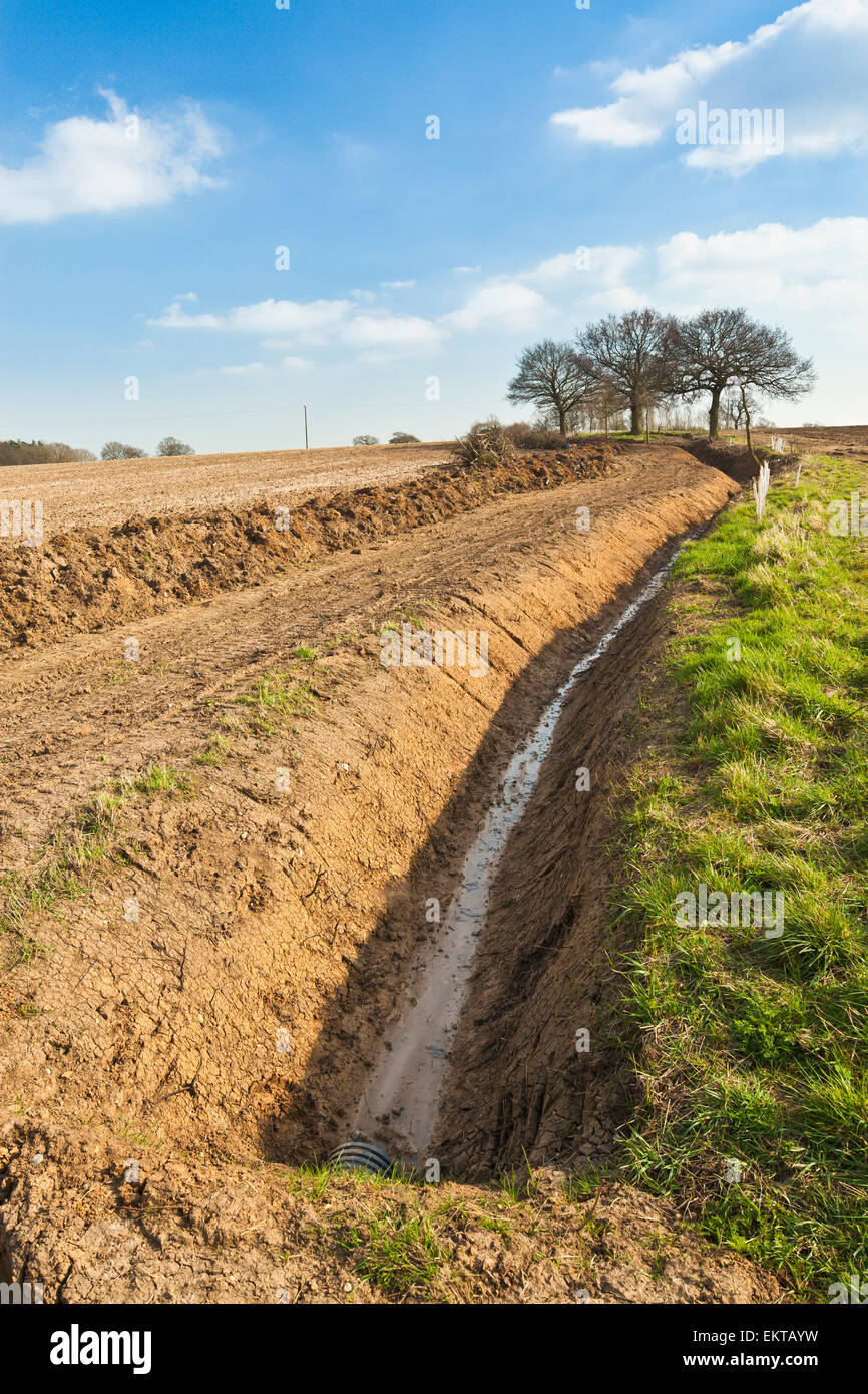 Appena scavato il fosso di drenaggio. Foto Stock