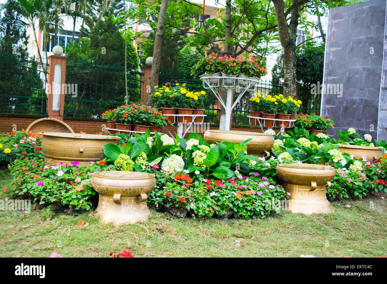 Materiale di tamburi di bronzo su erba in vietnames Foto Stock