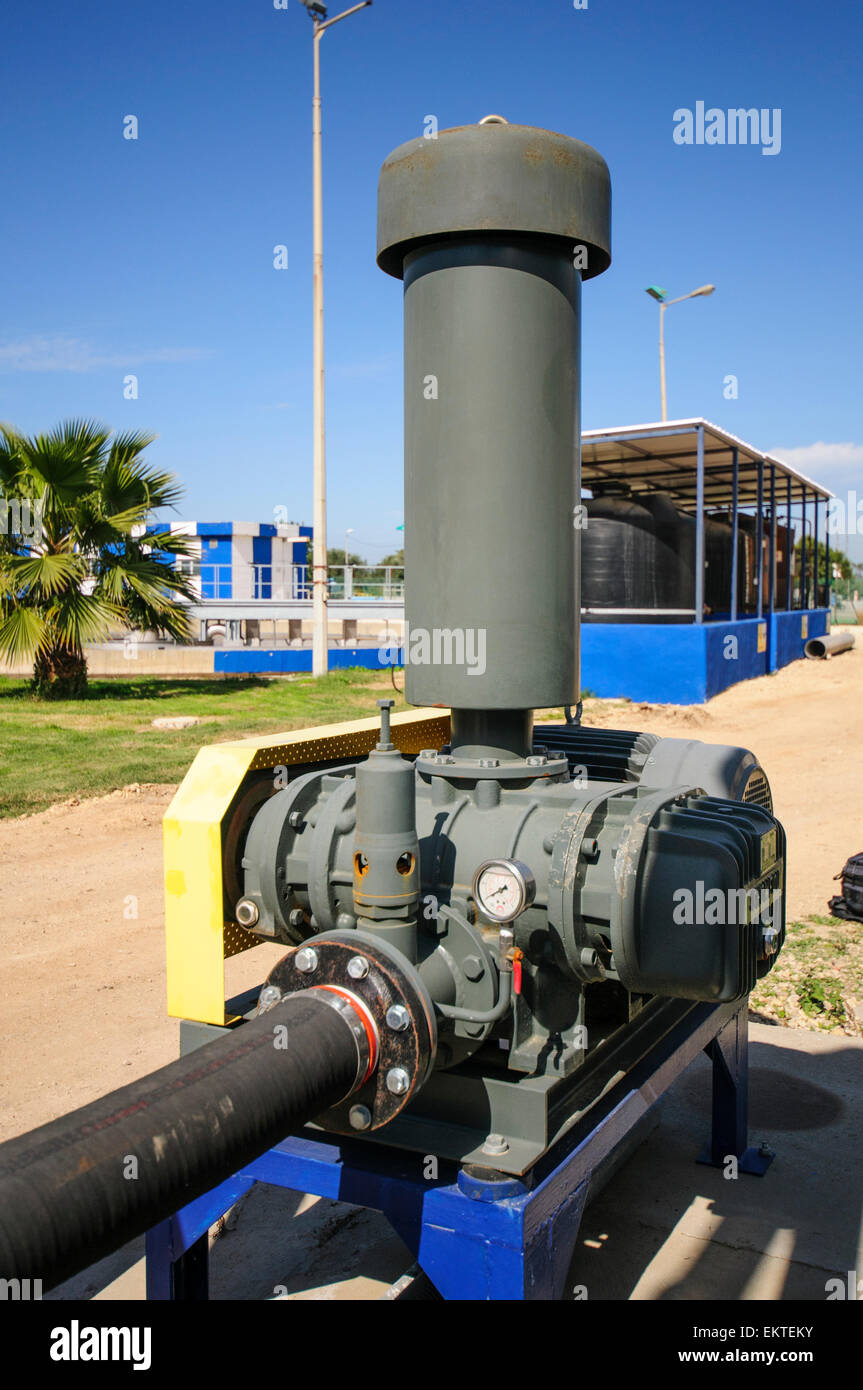 Pompe acqua alla rete fognaria impianto di trattamento. L'acqua trattata viene poi usato per irrigazione e uso agricolo. Fotografato Foto Stock