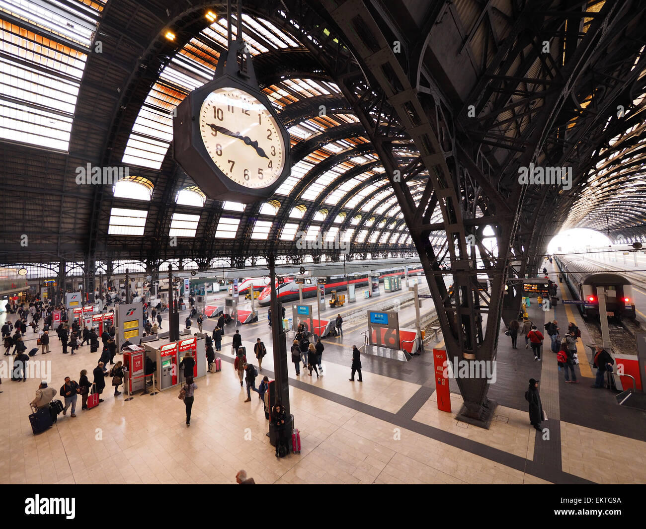 La Stazione Centrale e la stazione ferroviaria centrale di Milano, Lombardia, Italia, Europa Foto Stock