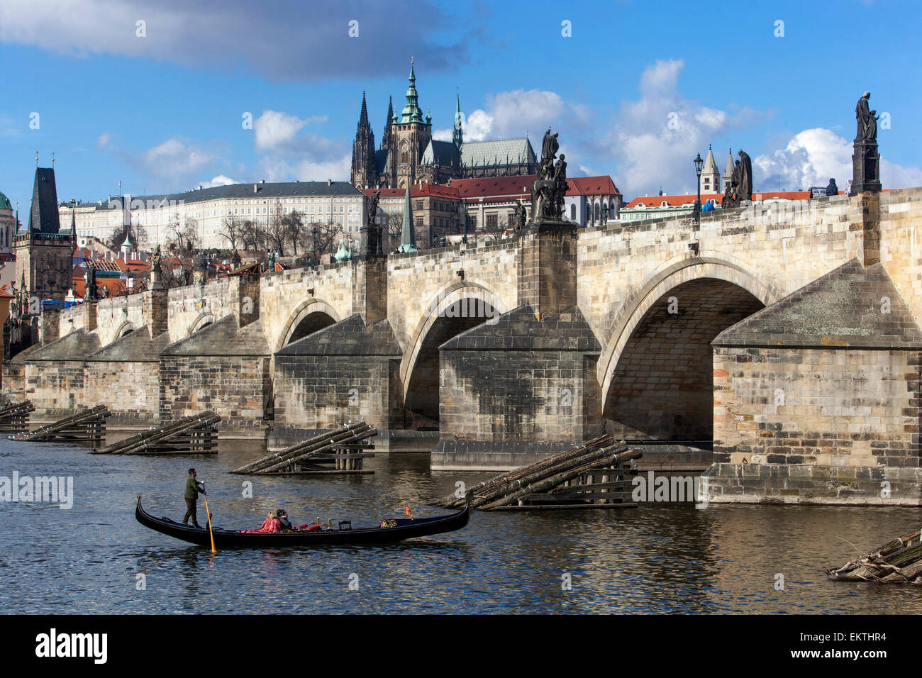Ponte Carlo di Praga, gondola veneziana sul fiume Moldava Ponte di Praga Repubblica Ceca Foto Stock
