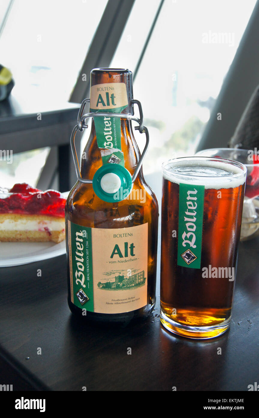 Un vetro stampato e bottiglia di Bollen Altbier su una barra, Düsseldorf, Renania settentrionale-Vestfalia, Germania Foto Stock