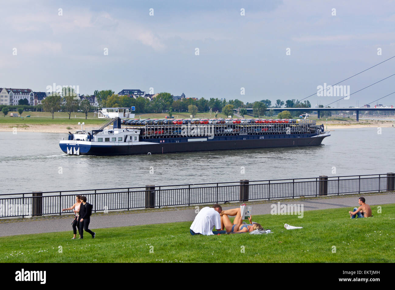 Freighter 'Tossa' di Zwijndrecht, Paesi Bassi, auto transporter sul fiume Reno, Düsseldorf, Renania settentrionale-Vestfalia, Germania Foto Stock