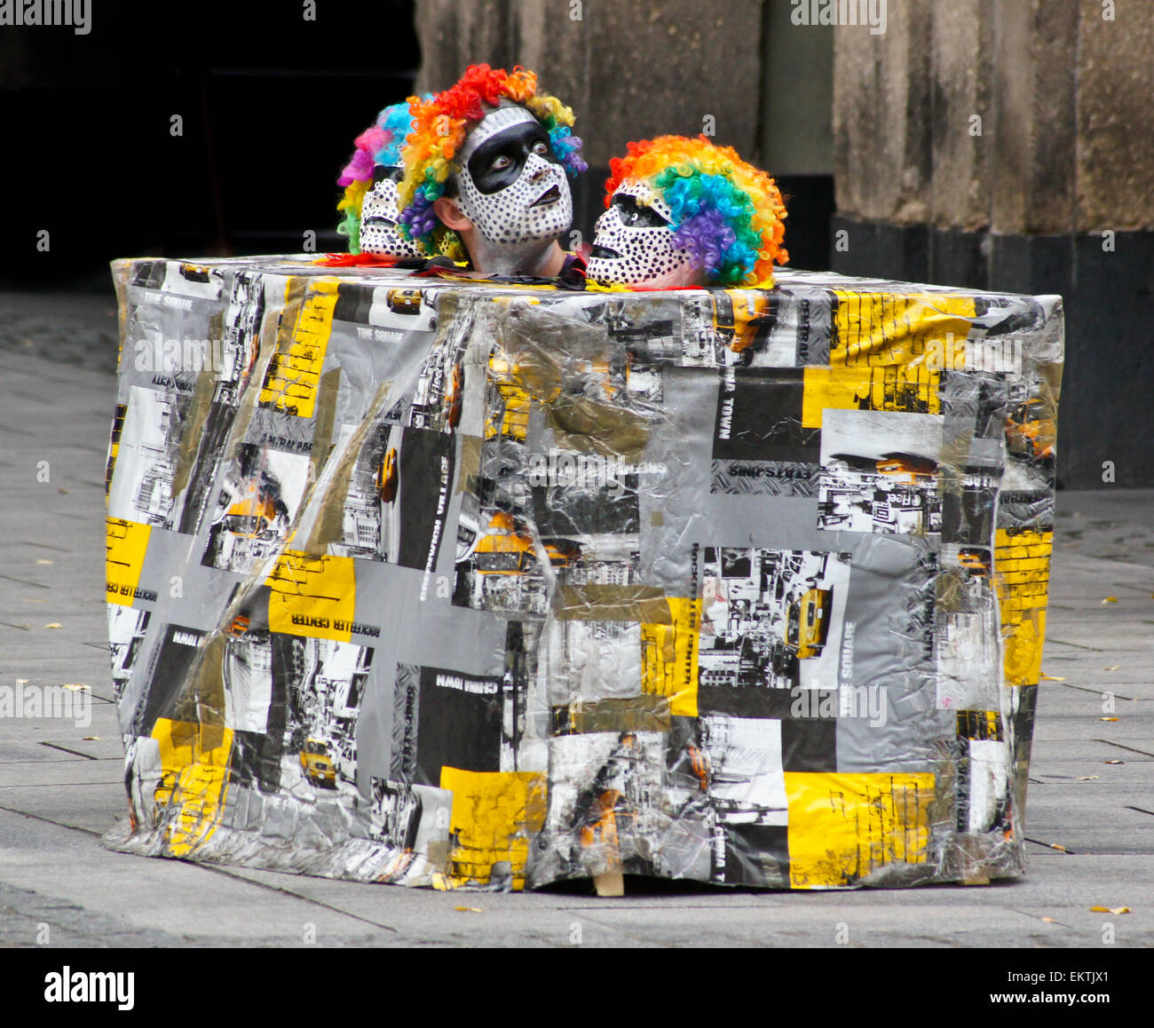 Un artista mime e animatore di strada in una scatola, Düsseldorf, Nordrhein-Westfalen, Germania, busker Foto Stock