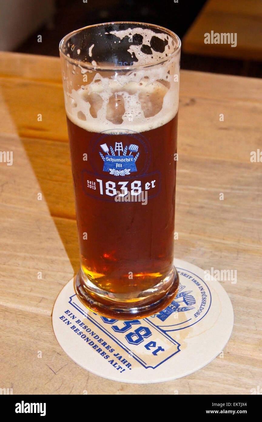 Un vetro stampato di Schumacher 1838 Alt Altbier ale scure su una barra a Düsseldorf, Renania settentrionale-Vestfalia, Germania Foto Stock