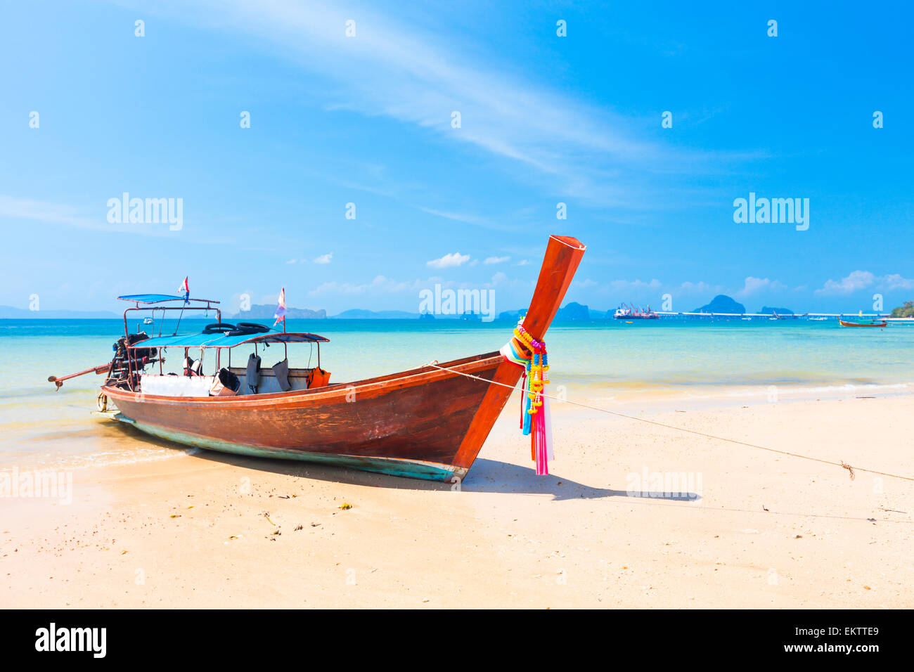 Longtail boat sulla spiaggia tropicale, Krabi, Thailandia Foto Stock