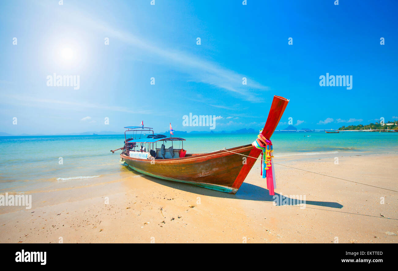 Barca dalla coda lunga sulla spiaggia tropicale, Krabi, Thailandia Foto Stock