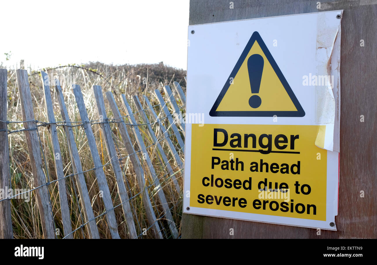 Pericolo di erosione sign in Dawlish Warren Devon dopo il sentiero è stato distrutto da forti tempeste meteo Foto Stock