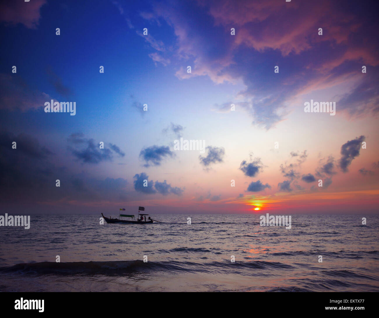 Longtail barche e il tramonto. Khao Lak, Thailandia. Foto Stock