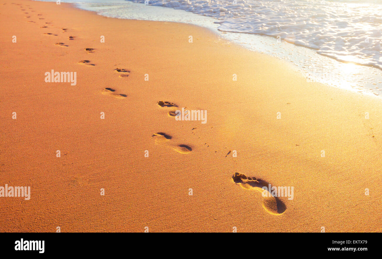 Spiaggia, onda e impronte Foto Stock