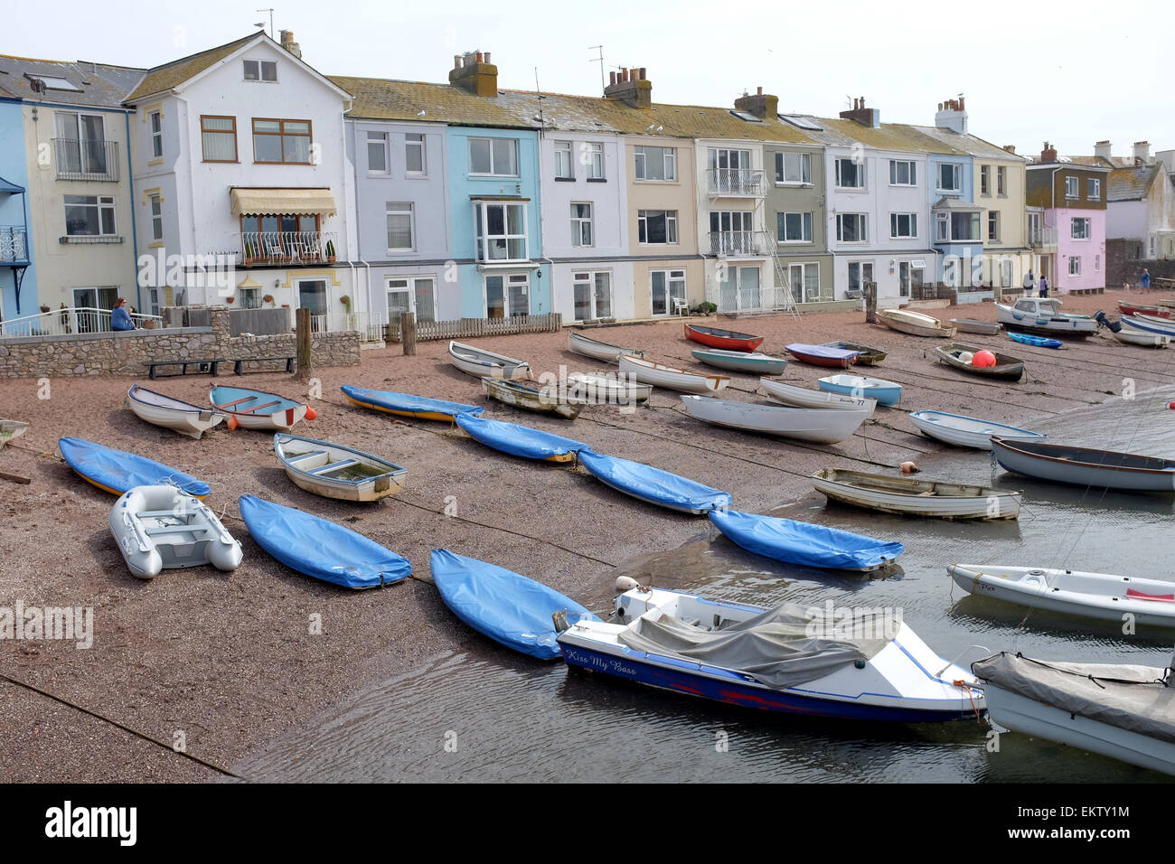 Barche contro case colorate in Teighmouth Devon Foto Stock