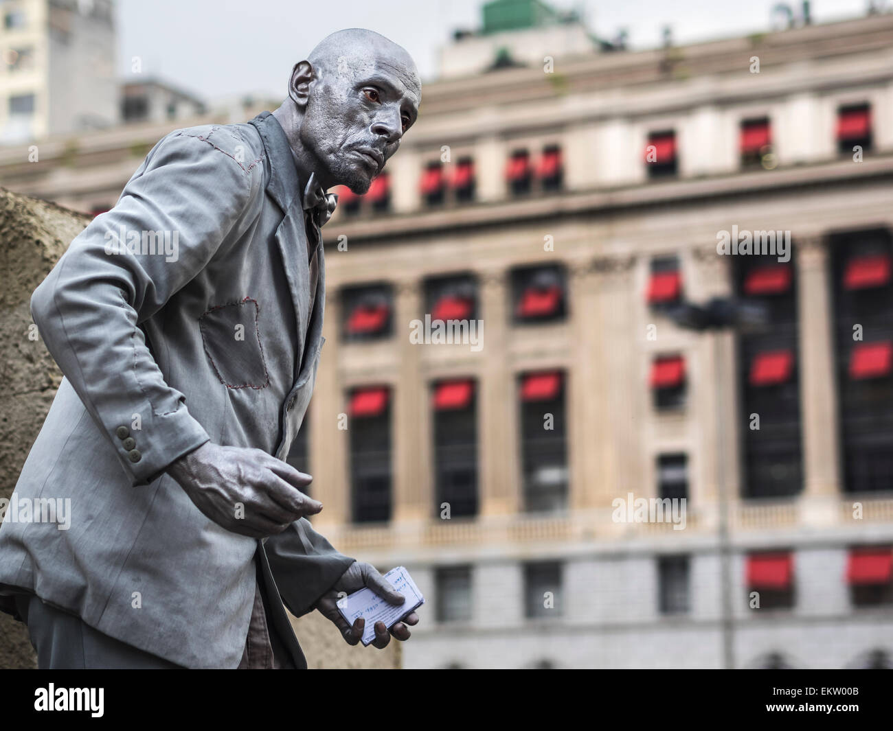 Artista di strada di eseguire come statua vivente nel centro cittadino di Sao Paulo, Brasile. Foto Stock