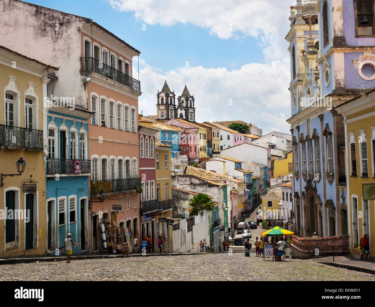 Vista di colorati edifici coloniali nel quartiere storico di Pelourinho a Salvador de Bahia, Brasile,. Foto Stock