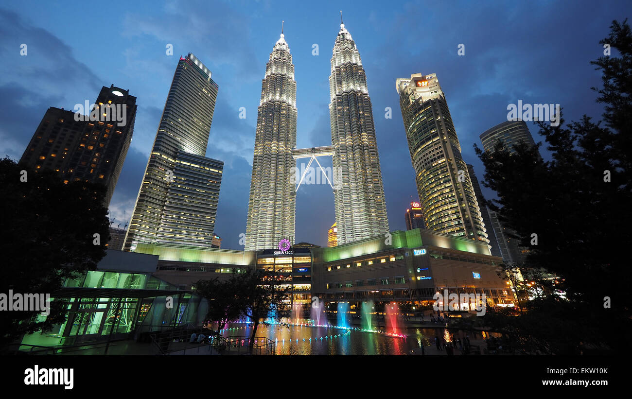 L'iconico Petronas Twin Towers di notte a Kuala Lumpur, Malesia. Foto Stock