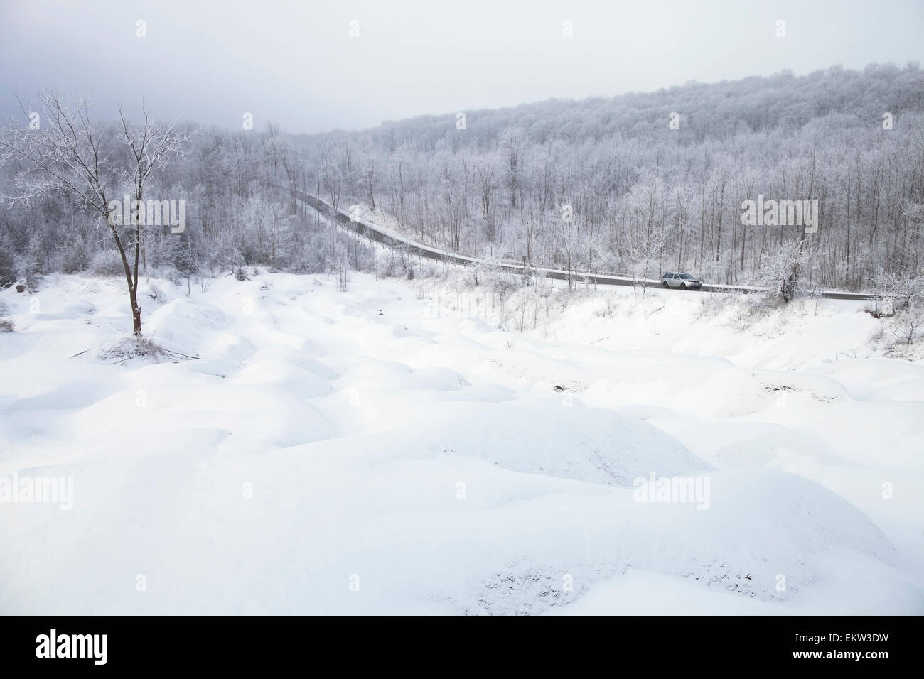 Auto su Olde la linea di base di strada in inverno nevoso da Cheltenham Badlands; Caledon, Ontario, Canada Foto Stock