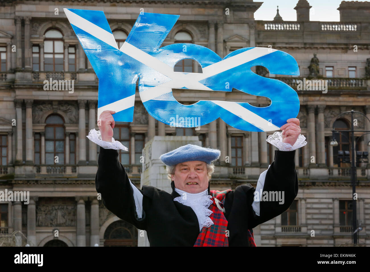 Nazionalista scozzese tenendo in mano un " sì " segno di un simbolo di indipendenza scozzese Foto Stock