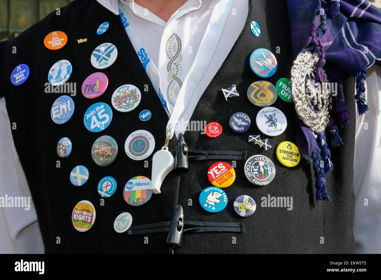 Uomo che indossa un gilè con badge di stagno di supporto indipendenza scozzese, Scozia Foto Stock