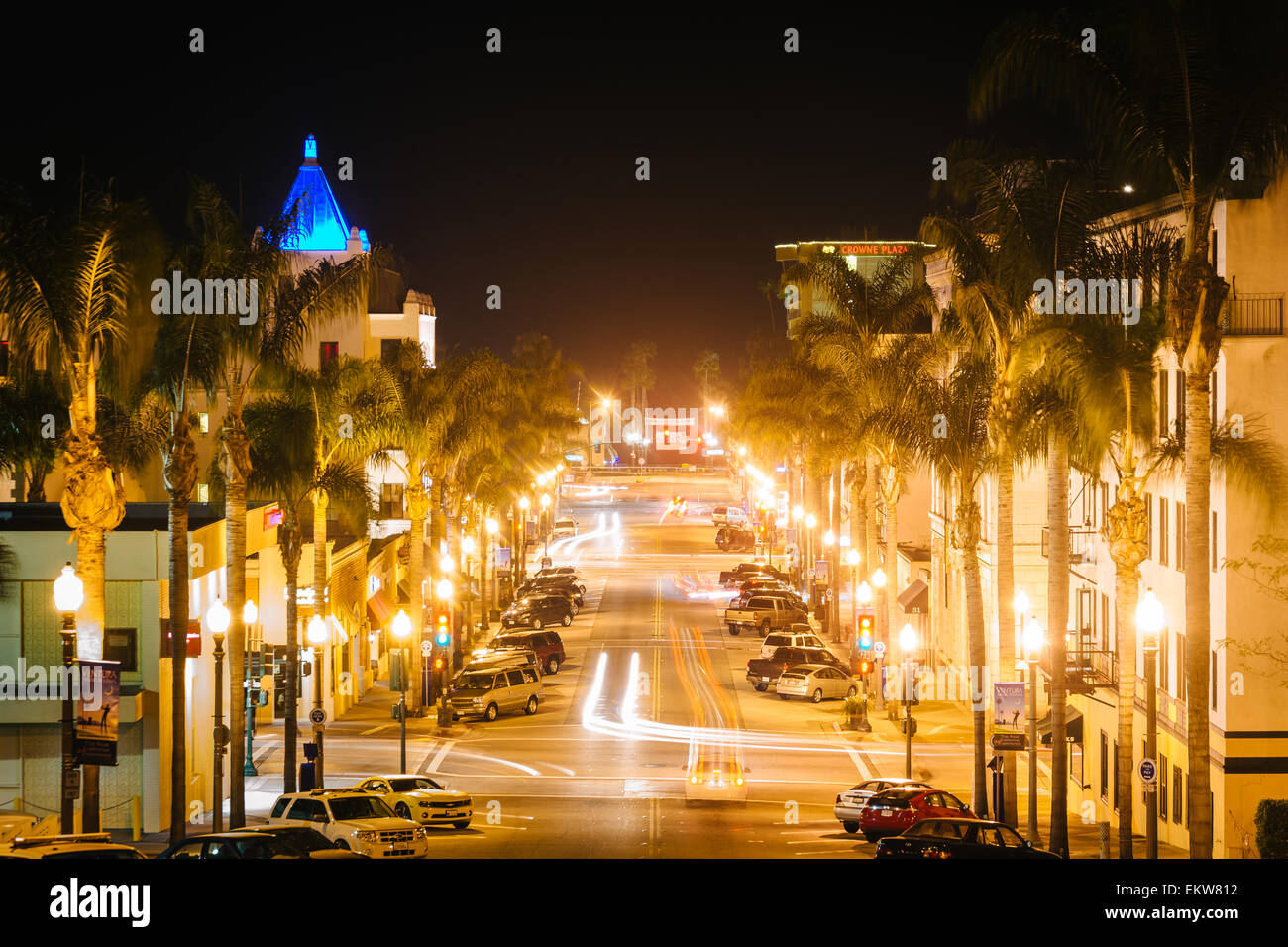 California Street di notte, nel centro cittadino di Ventura, California. Foto Stock