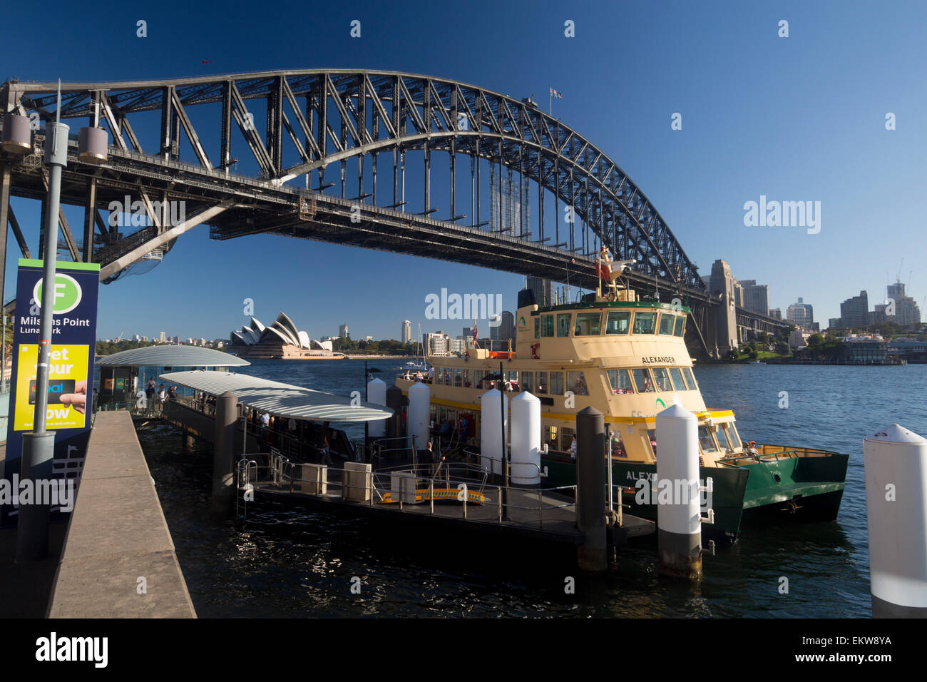Milsons Point o Luna Park Wharf con traghetto in partenza con Harbour Bridge in background Sydney New South Wales NSW Austral Foto Stock
