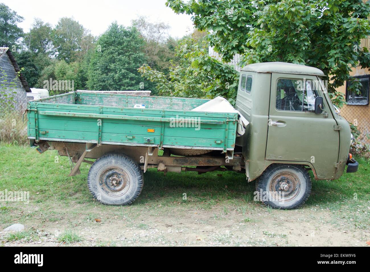 Vecchia automobile verde Foto Stock