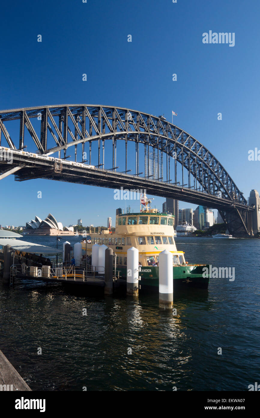 Milsons Point o Luna Park Wharf con traghetto in partenza con Harbour Bridge in background Sydney NSW Australia Foto Stock