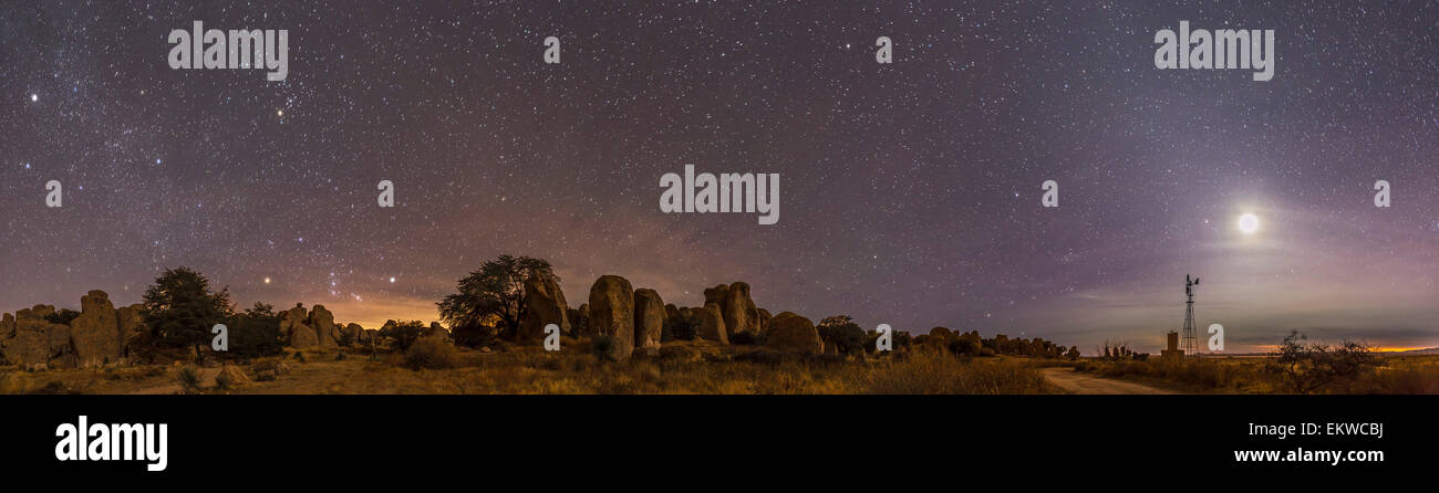 24 dicembre 2014 - 180 panorama gradi del cielo invernale presso la città di roccia del parco statale, Nuovo Messico, con Orion rising a le Foto Stock