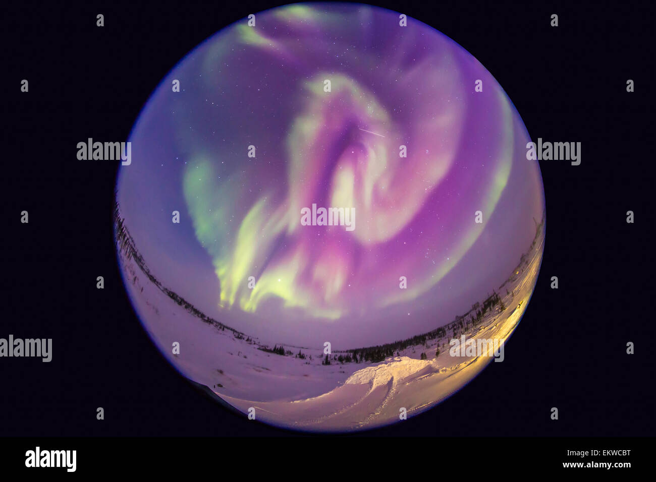 Febbraio 17, 2015 - un tutto-sky aurora da Churchill, Manitoba, Canada, utilizzando un 8mm Sigma lente fish-eye per una vista a 360 gradi o Foto Stock