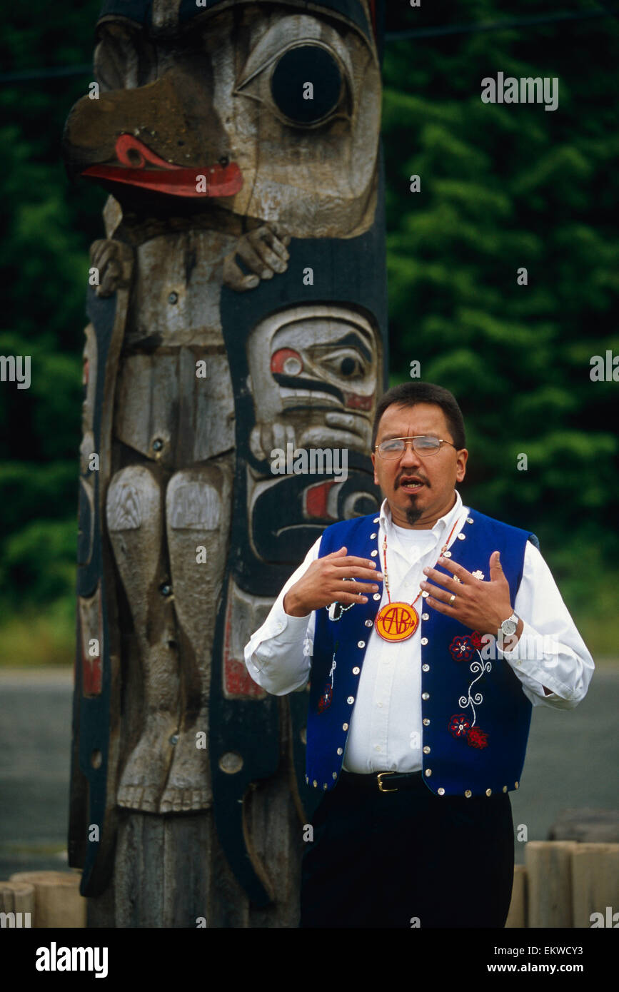 Alaskan nativo indirizzi guida Cruiseship passeggeri @ Totem Pole Kake sito Southeast Alaska Foto Stock