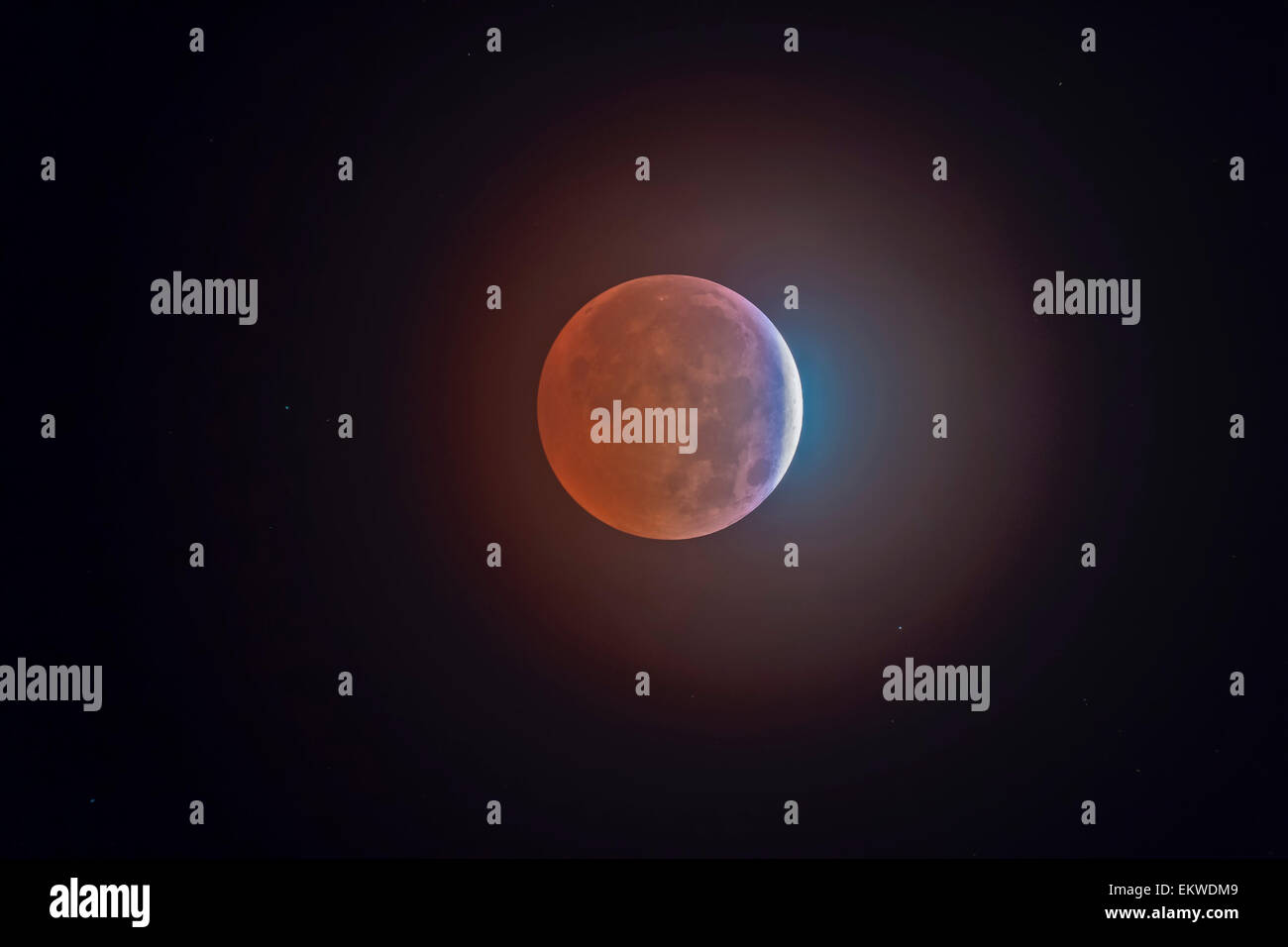 8 Ottobre 2014 - Un HDR pila di immagini per comprendere la gamma di luminosità dalla porzione luminosa del disco lunare (a destra Foto Stock