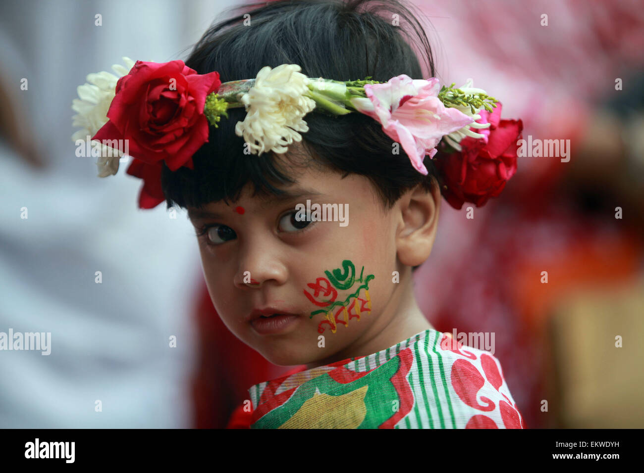 Dacca in Bangladesh. Xiv Apr, 2015. Ritratto di una ragazza del Bangladesh decorate con sé fiore per celebrare Bengoli Nuovo Anno 1422.i popoli del Bangladesh un colorato marzo per dare il benvenuto in Bengali Nuovo anno 1422. Versando l'anno precedente glooms nell'oblio, la gente da tutti i sentieri della vita ha iniziato a dare il benvenuto al Bangla anno 1422 appena il sole sorge all'orizzonte. Credito: ZUMA Press, Inc./Alamy Live News Foto Stock