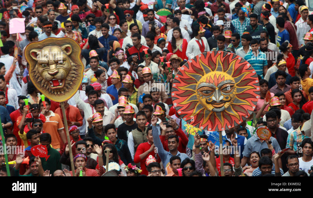 Dacca in Bangladesh. Xiv Apr, 2015. I popoli del Bangladesh un colorato marzo per dare il benvenuto in Bengali Nuovo anno 1422. Versando l'anno precedente glooms nell'oblio, la gente da tutti i sentieri della vita ha iniziato a dare il benvenuto al Bangla anno 1422 appena il sole sorge all'orizzonte. Vestito in abiti tradizionali, donne placcate in sari e uomini punjabi, hanno affollato i luoghi di programmi culturali e fiere di fortuna che celebrano Bangla cultura, intrattenimento, arte e cibo e featured musica dal vivo e spettacoli nella capitale e in altre parti del paese. Credito: ZUMA Press, Inc./Alamy Live News Foto Stock
