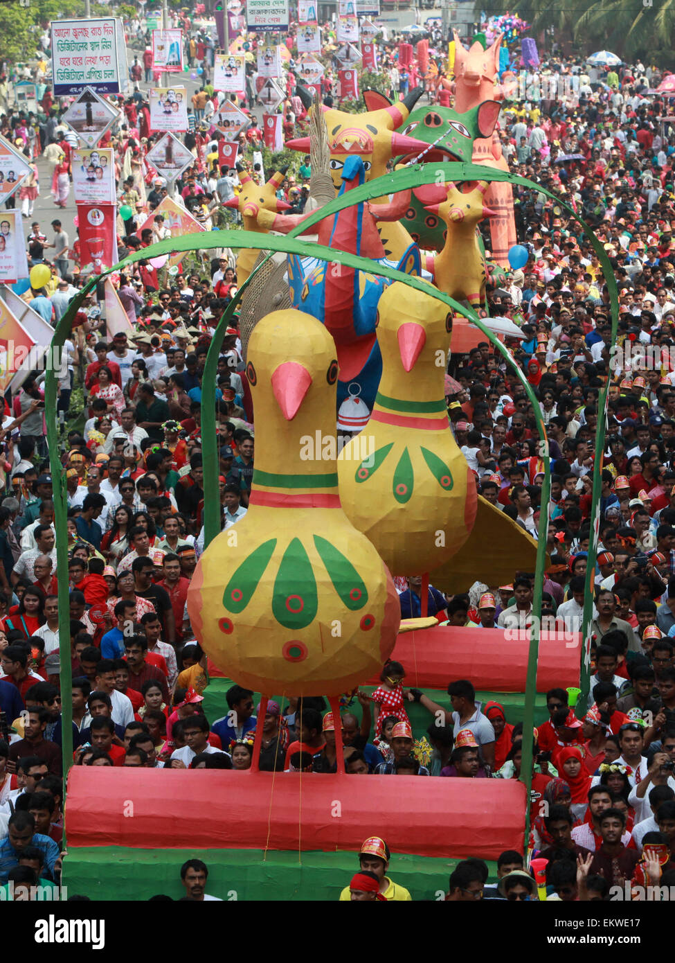 Dacca in Bangladesh. Xiv Apr, 2015. I popoli del Bangladesh un colorato marzo per dare il benvenuto in Bengali Nuovo anno 1422. Versando l'anno precedente glooms nell'oblio, la gente da tutti i sentieri della vita ha iniziato a dare il benvenuto al Bangla anno 1422 appena il sole sorge all'orizzonte. Vestito in abiti tradizionali, donne placcate in sari e uomini punjabi, hanno affollato i luoghi di programmi culturali e fiere di fortuna che celebrano Bangla cultura, intrattenimento, arte e cibo e featured musica dal vivo e spettacoli nella capitale e in altre parti del paese. Credito: ZUMA Press, Inc./Alamy Live News Foto Stock