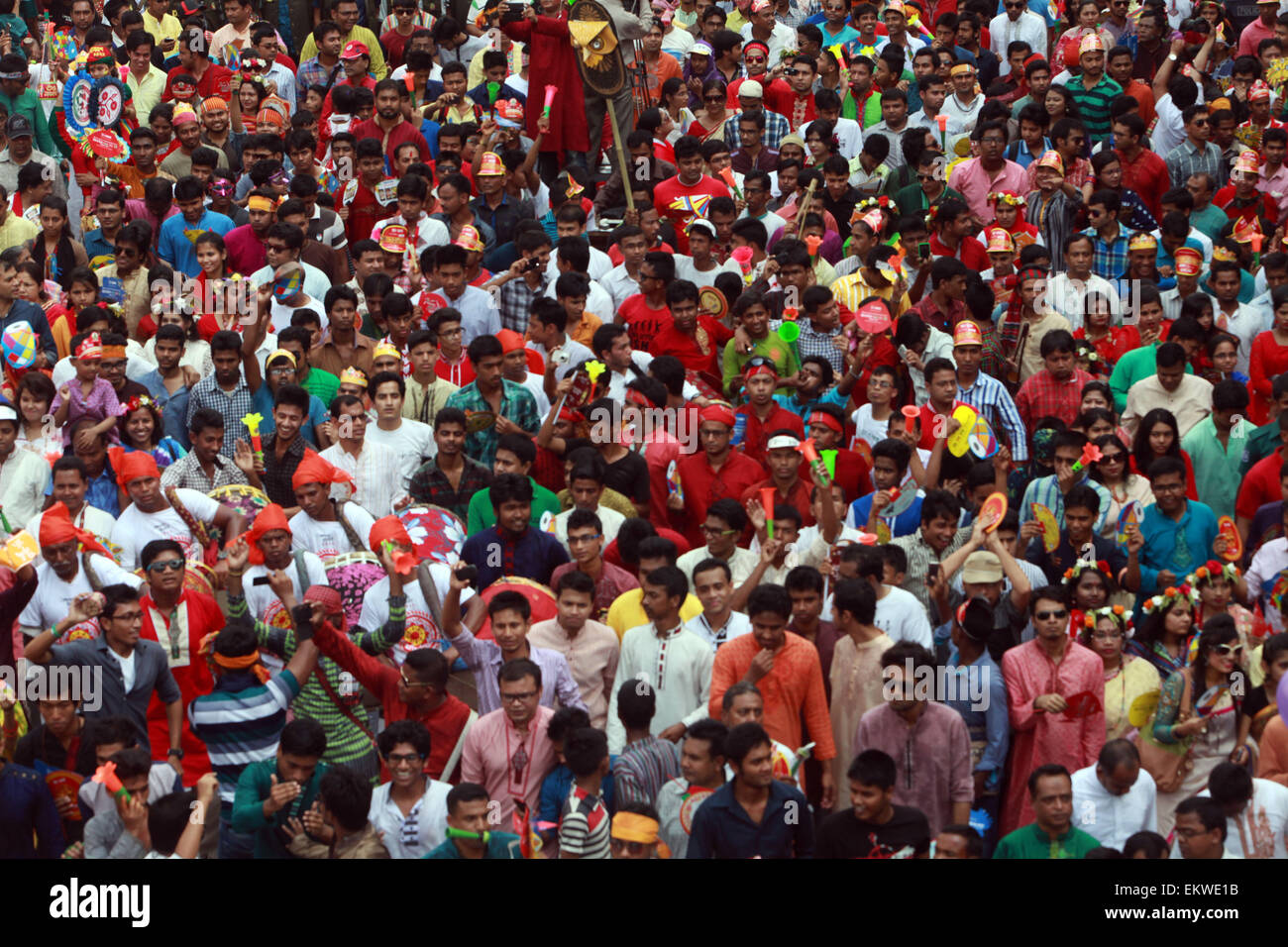 Dacca in Bangladesh. Xiv Apr, 2015. I popoli del Bangladesh un colorato marzo per dare il benvenuto in Bengali Nuovo anno 1422. Versando l'anno precedente glooms nell'oblio, la gente da tutti i sentieri della vita ha iniziato a dare il benvenuto al Bangla anno 1422 appena il sole sorge all'orizzonte. Vestito in abiti tradizionali, donne placcate in sari e uomini punjabi, hanno affollato i luoghi di programmi culturali e fiere di fortuna che celebrano Bangla cultura, intrattenimento, arte e cibo e featured musica dal vivo e spettacoli nella capitale e in altre parti del paese. Credito: ZUMA Press, Inc./Alamy Live News Foto Stock