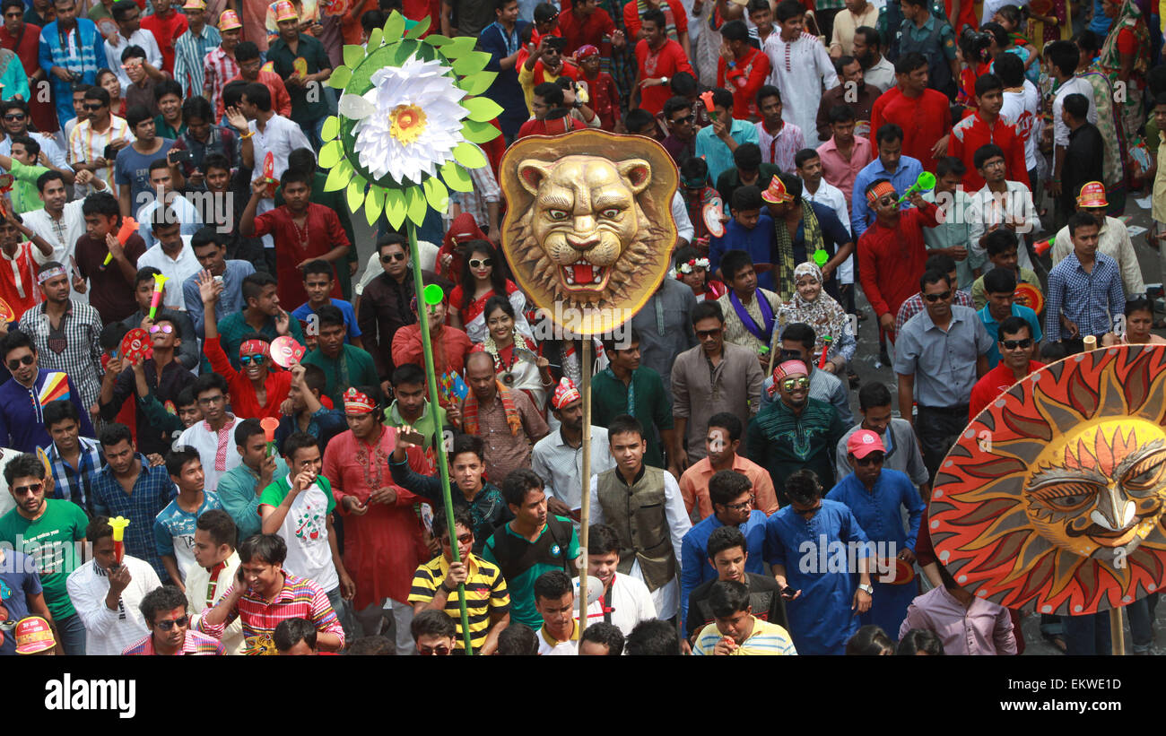 Dacca in Bangladesh. Xiv Apr, 2015. I popoli del Bangladesh un colorato marzo per dare il benvenuto in Bengali Nuovo anno 1422. Versando l'anno precedente glooms nell'oblio, la gente da tutti i sentieri della vita ha iniziato a dare il benvenuto al Bangla anno 1422 appena il sole sorge all'orizzonte. Vestito in abiti tradizionali, donne placcate in sari e uomini punjabi, hanno affollato i luoghi di programmi culturali e fiere di fortuna che celebrano Bangla cultura, intrattenimento, arte e cibo e featured musica dal vivo e spettacoli nella capitale e in altre parti del paese. Credito: ZUMA Press, Inc./Alamy Live News Foto Stock