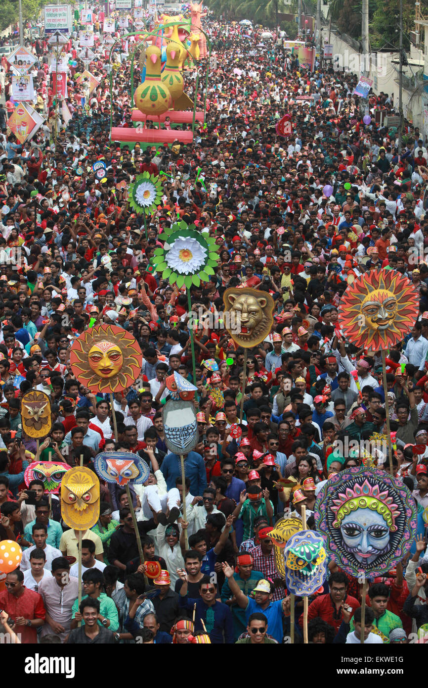 Dacca in Bangladesh. Xiv Apr, 2015. I popoli del Bangladesh un colorato marzo per dare il benvenuto in Bengali Nuovo anno 1422. Versando l'anno precedente glooms nell'oblio, la gente da tutti i sentieri della vita ha iniziato a dare il benvenuto al Bangla anno 1422 appena il sole sorge all'orizzonte. Vestito in abiti tradizionali, donne placcate in sari e uomini punjabi, hanno affollato i luoghi di programmi culturali e fiere di fortuna che celebrano Bangla cultura, intrattenimento, arte e cibo e featured musica dal vivo e spettacoli nella capitale e in altre parti del paese. Credito: ZUMA Press, Inc./Alamy Live News Foto Stock