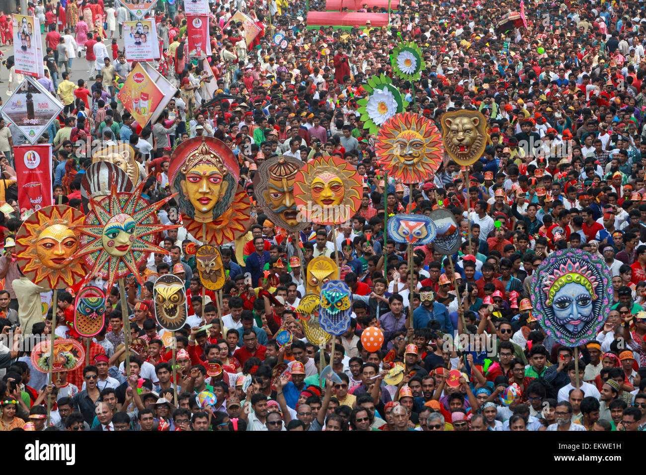 Dacca in Bangladesh. Xiv Apr, 2015. I popoli del Bangladesh un colorato marzo per dare il benvenuto in Bengali Nuovo anno 1422. Versando l'anno precedente glooms nell'oblio, la gente da tutti i sentieri della vita ha iniziato a dare il benvenuto al Bangla anno 1422 appena il sole sorge all'orizzonte. Vestito in abiti tradizionali, donne placcate in sari e uomini punjabi, hanno affollato i luoghi di programmi culturali e fiere di fortuna che celebrano Bangla cultura, intrattenimento, arte e cibo e featured musica dal vivo e spettacoli nella capitale e in altre parti del paese. Credito: ZUMA Press, Inc./Alamy Live News Foto Stock