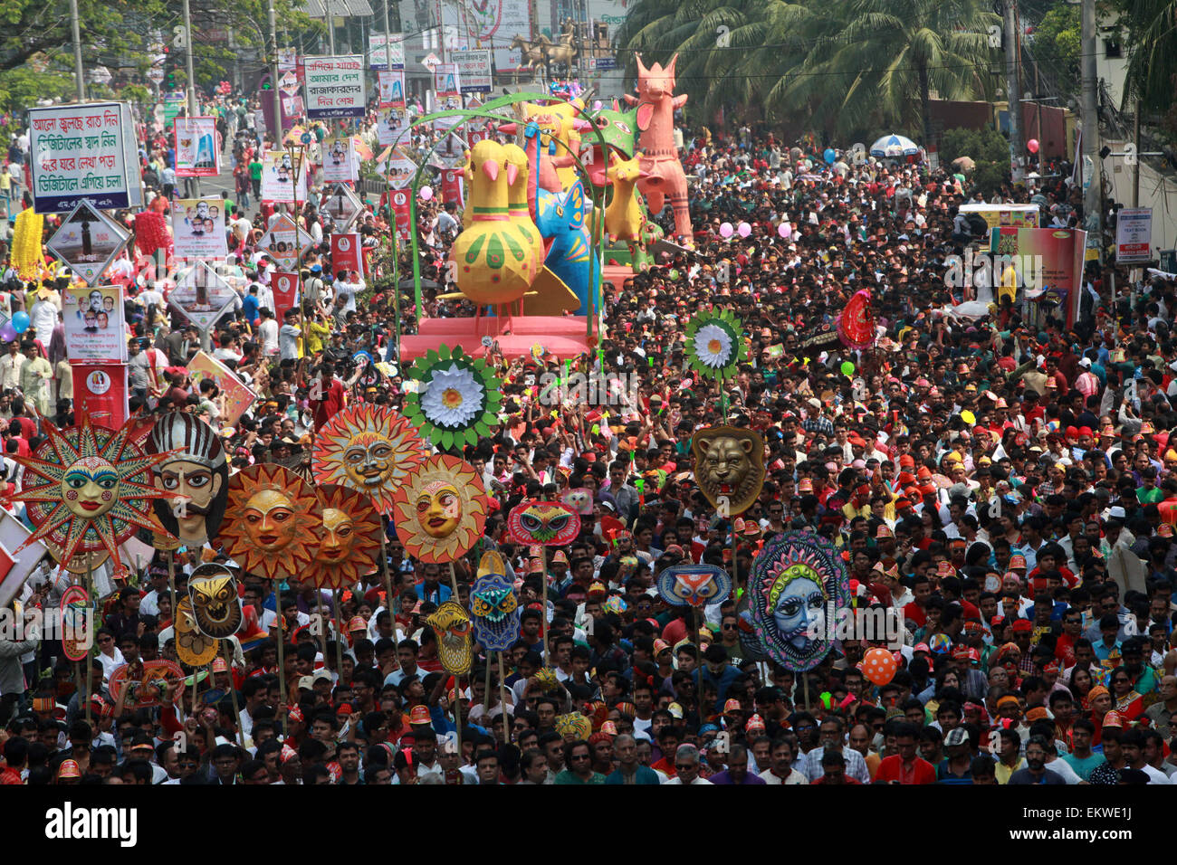 Dacca in Bangladesh. Xiv Apr, 2015. I popoli del Bangladesh un colorato marzo per dare il benvenuto in Bengali Nuovo anno 1422. Versando l'anno precedente glooms nell'oblio, la gente da tutti i sentieri della vita ha iniziato a dare il benvenuto al Bangla anno 1422 appena il sole sorge all'orizzonte. Vestito in abiti tradizionali, donne placcate in sari e uomini punjabi, hanno affollato i luoghi di programmi culturali e fiere di fortuna che celebrano Bangla cultura, intrattenimento, arte e cibo e featured musica dal vivo e spettacoli nella capitale e in altre parti del paese. Credito: ZUMA Press, Inc./Alamy Live News Foto Stock