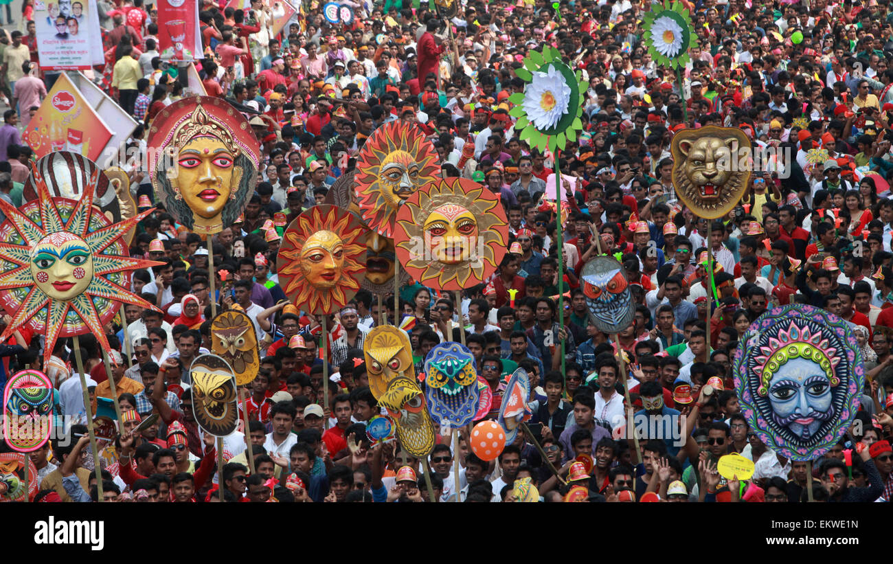 Dacca in Bangladesh. Xiv Apr, 2015. I popoli del Bangladesh un colorato marzo per dare il benvenuto in Bengali Nuovo anno 1422. Versando l'anno precedente glooms nell'oblio, la gente da tutti i sentieri della vita ha iniziato a dare il benvenuto al Bangla anno 1422 appena il sole sorge all'orizzonte. Vestito in abiti tradizionali, donne placcate in sari e uomini punjabi, hanno affollato i luoghi di programmi culturali e fiere di fortuna che celebrano Bangla cultura, intrattenimento, arte e cibo e featured musica dal vivo e spettacoli nella capitale e in altre parti del paese. Credito: ZUMA Press, Inc./Alamy Live News Foto Stock