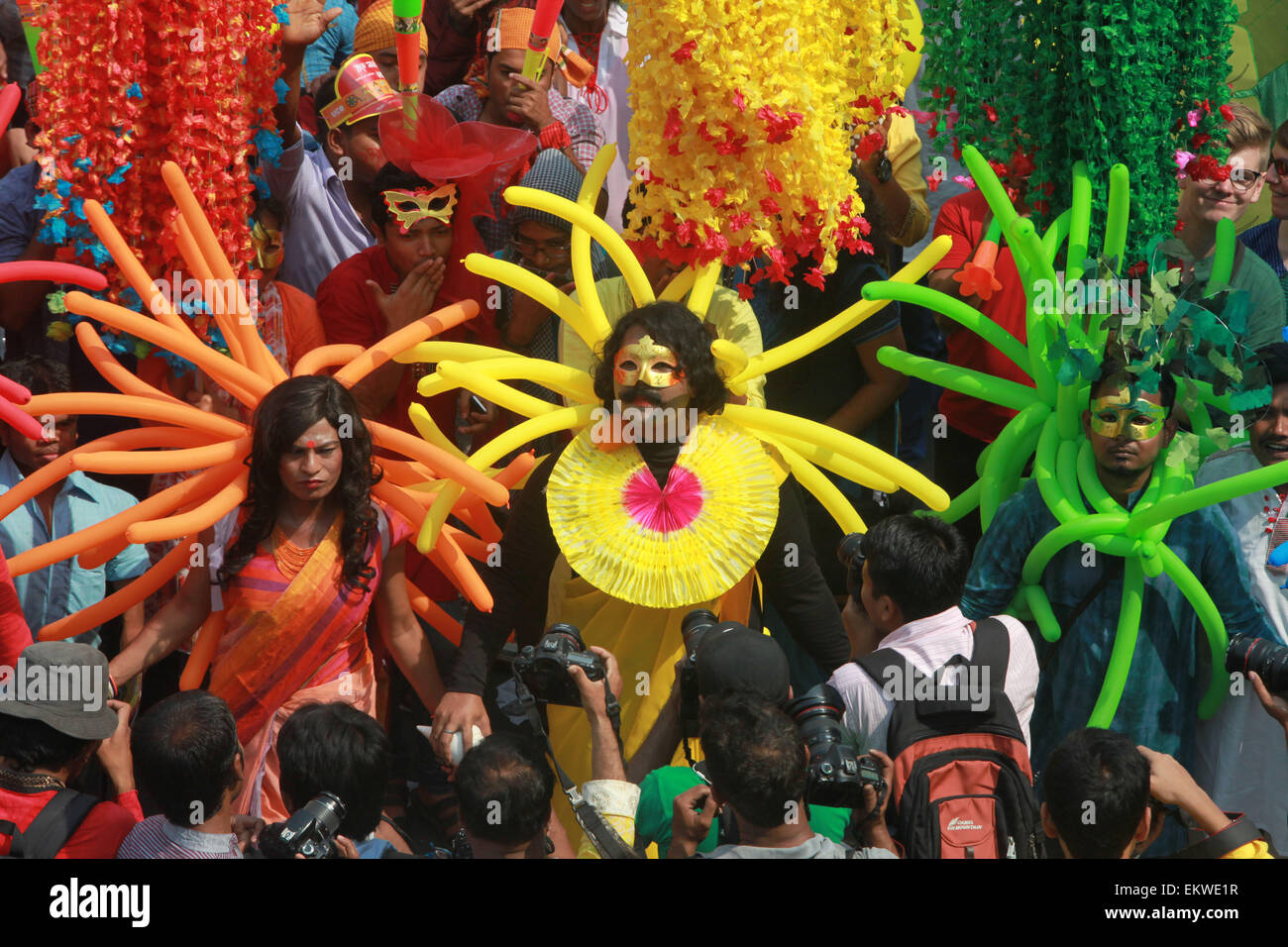 Dacca in Bangladesh. Xiv Apr, 2015. Terzo generi realizzato un rally per celebrare il bengali Anno Nuovo 1422 a Dhaka.popoli del Bangladesh un colorato marzo per dare il benvenuto in Bengali Nuovo anno 1422. Versando l'anno precedente glooms nell'oblio, la gente da tutti i sentieri della vita ha iniziato a dare il benvenuto al Bangla anno 1422 appena il sole sorge all'orizzonte. Credito: ZUMA Press, Inc./Alamy Live News Foto Stock