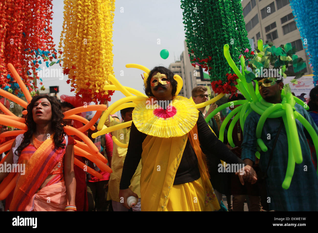 Dacca in Bangladesh. Xiv Apr, 2015. Terzo generi realizzato un rally per celebrare il bengali Anno Nuovo 1422 a Dhaka.popoli del Bangladesh un colorato marzo per dare il benvenuto in Bengali Nuovo anno 1422. Versando l'anno precedente glooms nell'oblio, la gente da tutti i sentieri della vita ha iniziato a dare il benvenuto al Bangla anno 1422 appena il sole sorge all'orizzonte. Credito: ZUMA Press, Inc./Alamy Live News Foto Stock